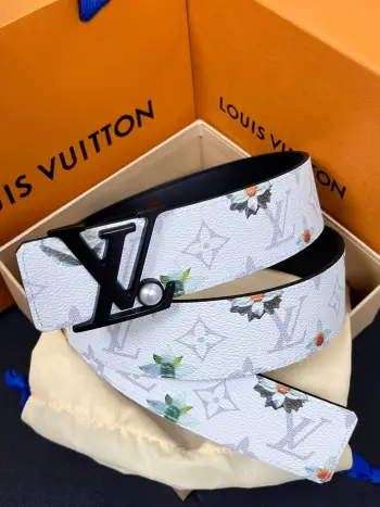 <p> LV 路易威登 40mm宽度 正品一体铸造五金钢扣 原厂皮料 双面原厂定制牛皮面料 </p> <p> LV 路易威登 40mm宽度 正品一体铸造五金钢扣 原厂皮料 双面原厂定制牛皮面料 </p>