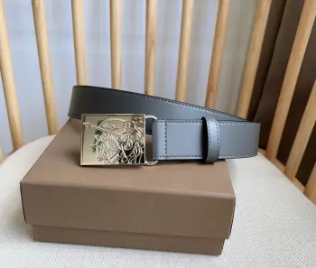 <p> Burberry 巴宝莉专柜同步上新马术骑士饰牌搭配对比感缉明线细节 饰牌搭扣装饰品牌专属标识图案 宽:3.5cm 精致优雅 简单大方</p>