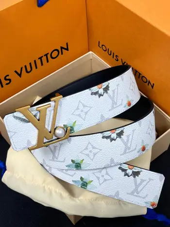<p> LV 路易威登 40mm宽度 正品一体铸造五金钢扣 原厂皮料 双面原厂定制牛皮面料 </p> <p> LV 路易威登 40mm宽度 正品一体铸造五金钢扣 原厂皮料 双面原厂定制牛皮面料 </p>