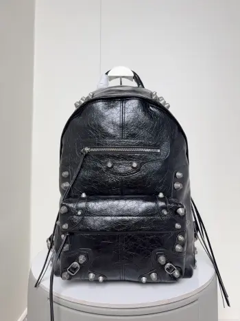 <p> 铆钉书包回货Balenciag* 巴黎世家 le cagole系列意大利爆裂羊皮材质使得整个包包柔软舒适 保留了以往经典的机车风 又添了几分帅气又可以背上有点帅气的书包出门拍照了 容量满分 尺寸 底长35 cm 高46cm宽18cm</p><p>货号188010</p>