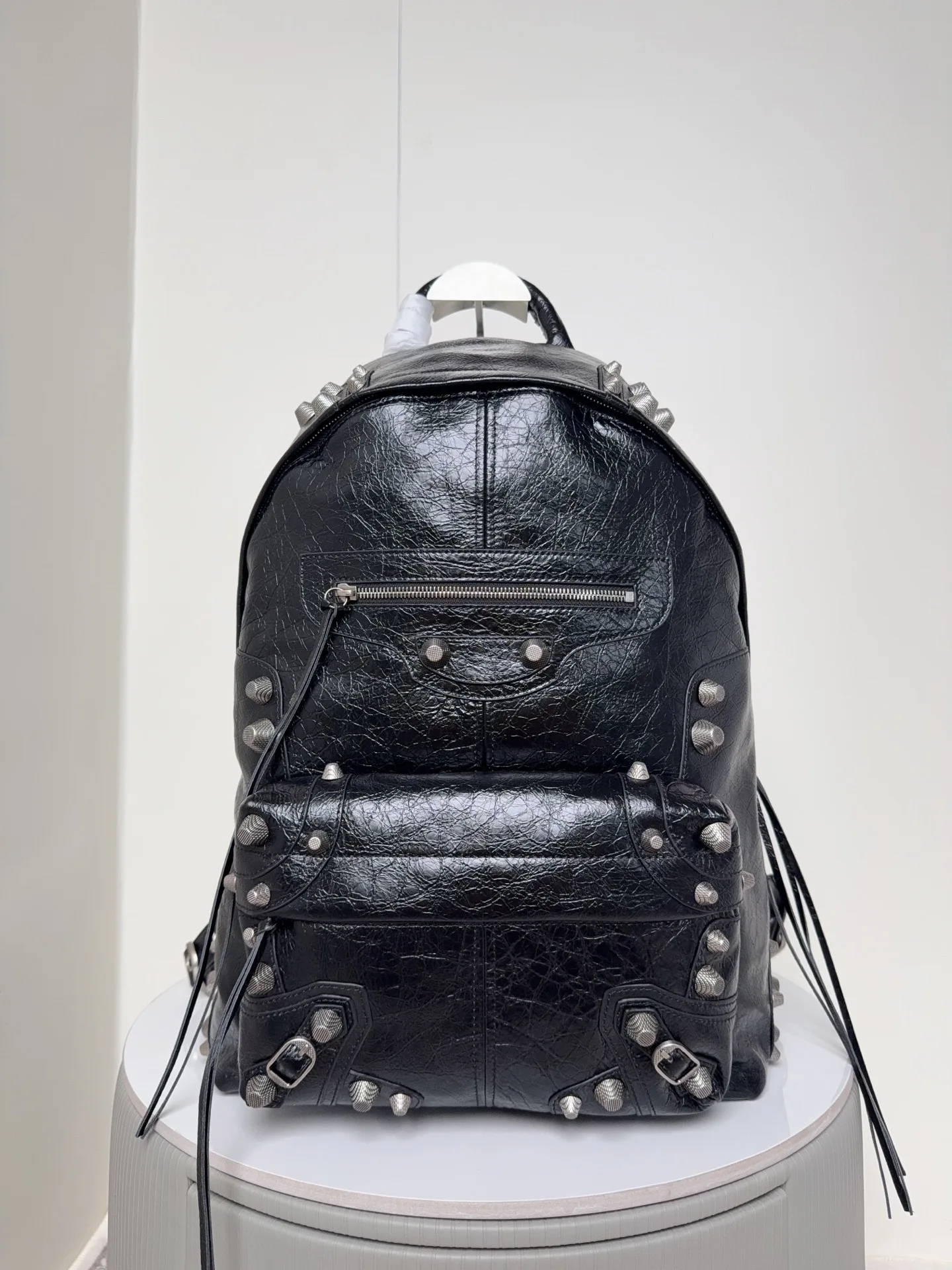 <p> 铆钉书包回货Balenciag* 巴黎世家 le cagole系列意大利爆裂羊皮材质使得整个包包柔软舒适 保留了以往经典的机车风 又添了几分帅气又可以背上有点帅气的书包出门拍照了 容量满分 尺寸 底长35 cm 高46cm宽18cm</p><p>货号188010</p>