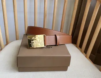 <p> Burberry 巴宝莉专柜同步上新马术骑士饰牌搭配对比感缉明线细节 饰牌搭扣装饰品牌专属标识图案 宽:3.5cm 精致优雅 简单大方</p>