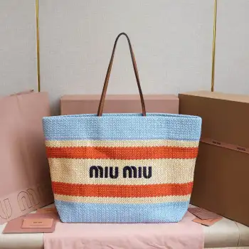 <p>5BG228 市场唯一对版品质 正面标志性MiuMiu刺绣 棉布里内 超轻 容量超大 出游必备 一年四季都适用 实物超级无敌美 尺寸 40X34X16cm</p>