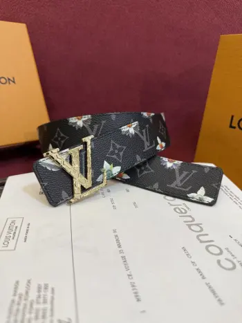 <p> LV Initiales Monogram Flower 双面腰带以 Monogram 印花和撞色花卉焕新帆布一面 翻转即现雅致皮革素面 绚烂繁花新释品牌经典素 动感艺术唤起情感共鸣 </p> <p> LV Initiales Monogram Flower 双面腰带以 Monogram 印花和撞色花卉焕新帆布一面 翻转即现雅致皮革素面 绚烂繁花新释品牌经典素 动感艺术唤起情感共鸣 </p>