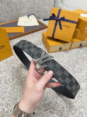 <p> LV 路易威登 40mm宽度 正品一体铸造五金钢扣 原厂皮料 双面原厂定制牛皮面料 </p>