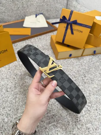 <p> LV 路易威登 40mm宽度 正品一体铸造五金钢扣 原厂皮料 双面原厂定制牛皮面料 </p>