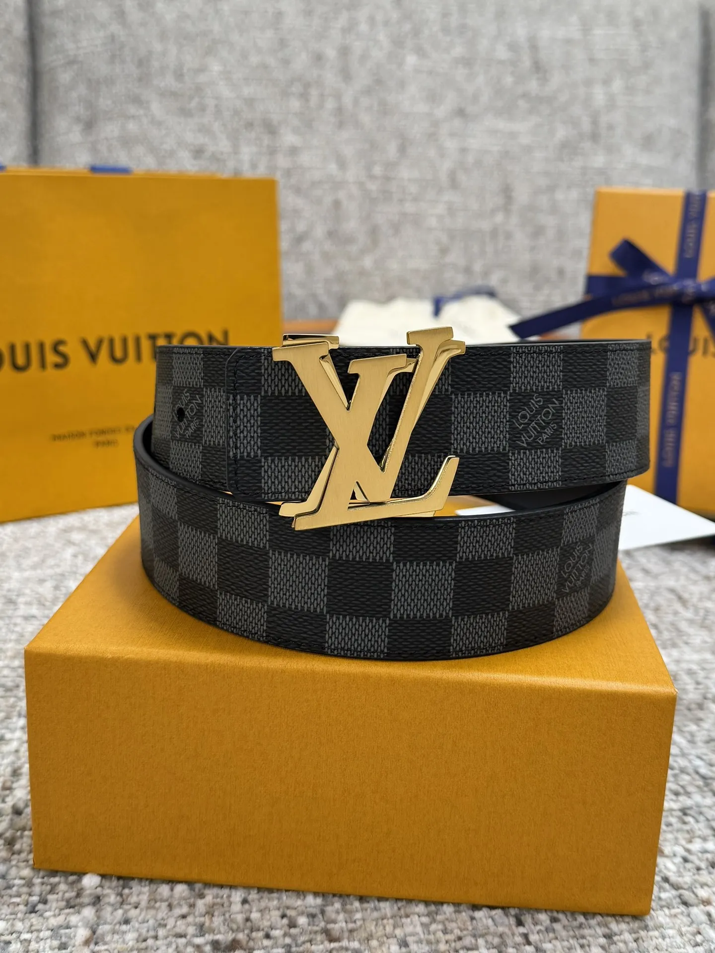 Louis Vuitton Men s premium steel buckle automatic belt - Detail view 2