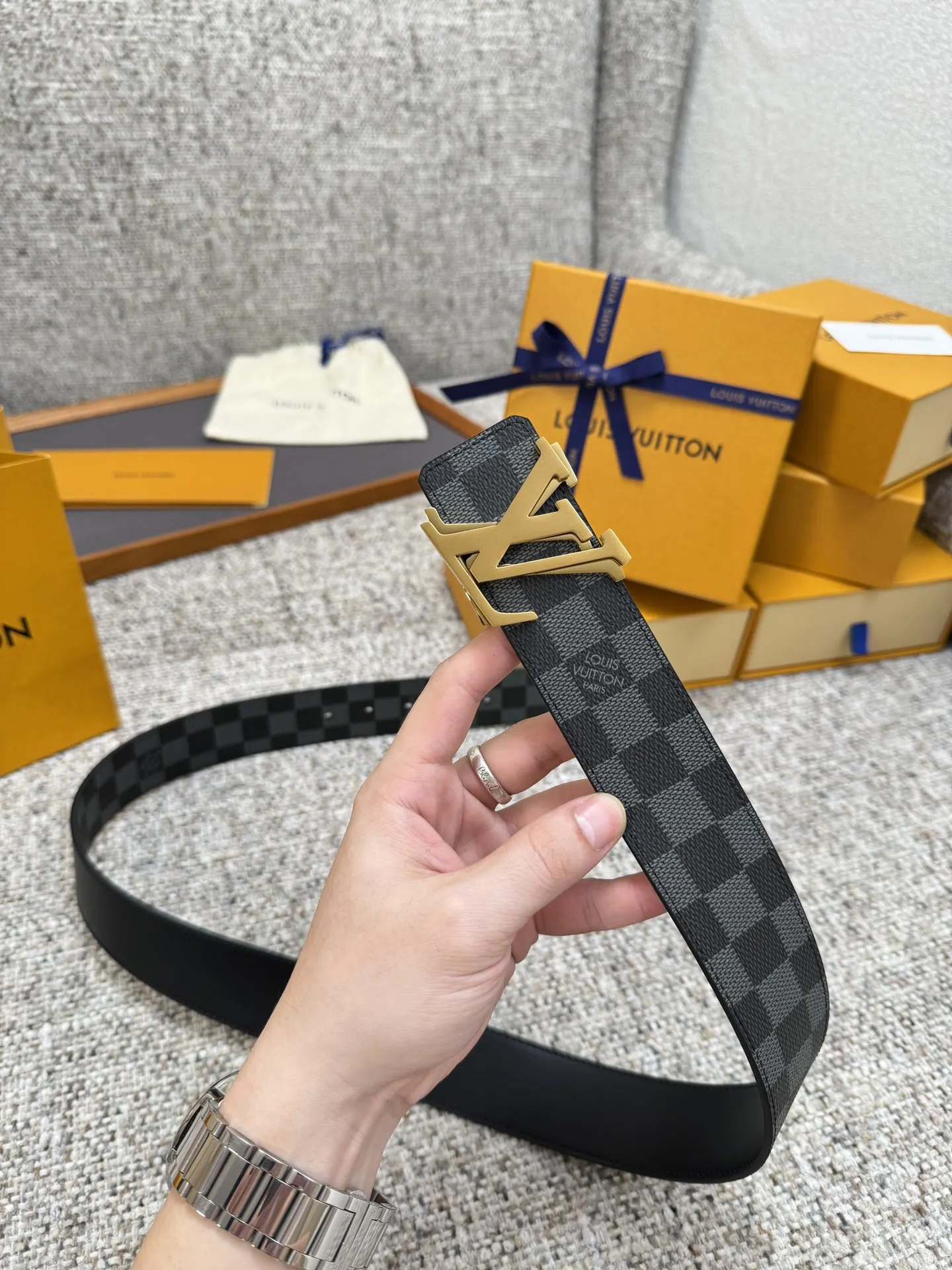 Louis Vuitton Men s premium steel buckle automatic belt - Detail view 4