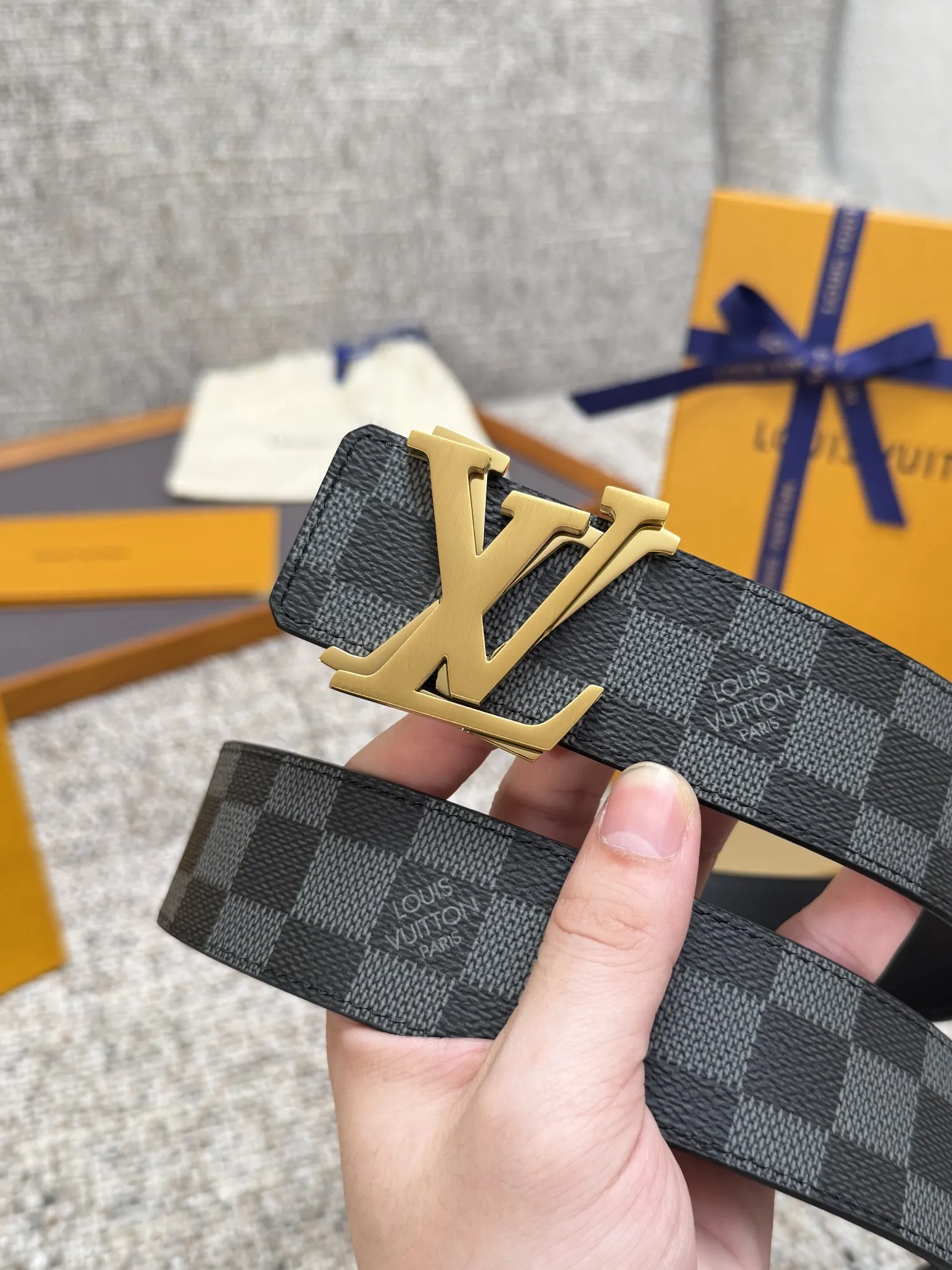 Louis Vuitton Men s premium steel buckle automatic belt - Detail view 5