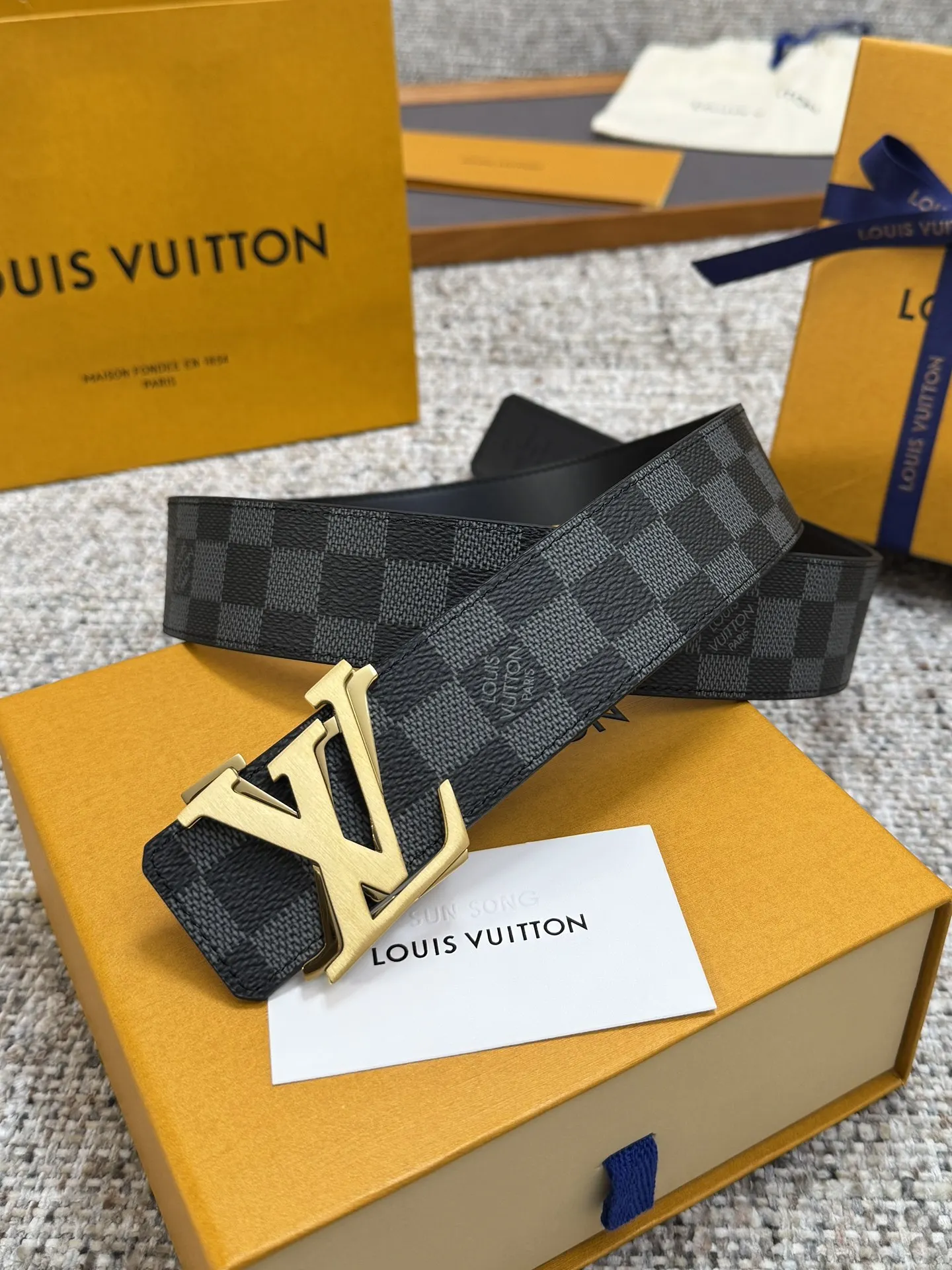 Louis Vuitton Men s premium steel buckle automatic belt - Detail view 6