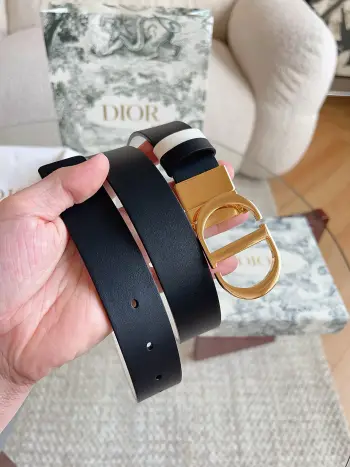 <p> 迪奥 DIOR 这款 30 Montaigne 腰带从同名手袋汲取灵感 可翻面使用 以双面设计重新诠释经典 采用光滑小牛皮革精心制作 一面为黑色 另一面为奶白色 搭配富有光泽的饰面金属 CD 腰带扣 搭配两个可拆卸的腰带环 可选择与同色调或对比鲜明的时尚风格搭配 </p>