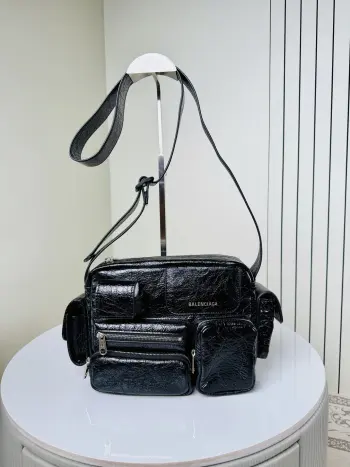 <p>. Balenciag*superbusy camera bag炸街必备单品 相机包.羊皮材质复古工装口袋的装饰 这款包简直是时尚与实用的完美结合 男女通吃的潮流单品哦 这款相机包就是打破性别界限的时尚利器 女生背起来帅气逼人 男生背上则更添几分不羁的魅力 日常出行还是约会逛街 都能成为你的时尚加分项</p><p>尺寸size 28x18x7cm </p><p>货号188003</p>