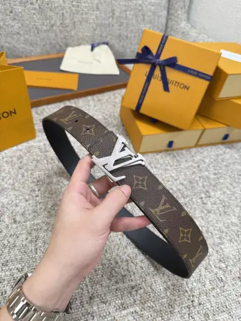 <p> LV 路易威登 40mm宽度 正品一体铸造五金钢扣 原厂皮料 双面原厂定制牛皮面料 </p>