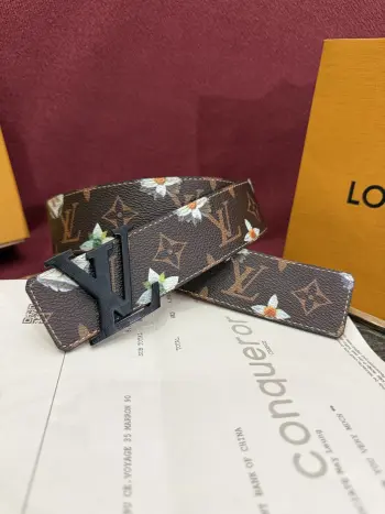 <p> LV Initiales Monogram Flower 双面腰带以 Monogram 印花和撞色花卉焕新帆布一面 翻转即现雅致皮革素面 绚烂繁花新释品牌经典素 动感艺术唤起情感共鸣 </p> <p> LV Initiales Monogram Flower 双面腰带以 Monogram 印花和撞色花卉焕新帆布一面 翻转即现雅致皮革素面 绚烂繁花新释品牌经典素 动感艺术唤起情感共鸣 </p>