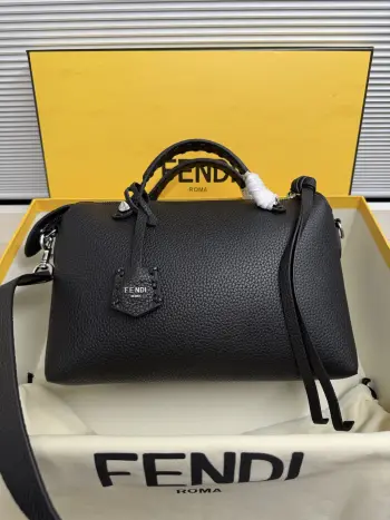 <p>By The Way Soft手袋 呈现休闲轻盈外观 全皮材质 内部配有布料内衬 小牛皮饰边和金色金属件 定制吊坠和打结长拉链头 配有提手和可调节 可拆卸可打结肩带 可手提 肩背或斜挎 Size:29-13-17cm </p><p>款号 2306</p>