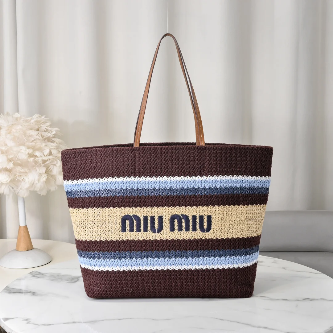 原单MIUMIU女包|高仿MIUMIU女包|精仿MIUMIU女包|一比一MIUMIU女包<p>M家5BG228 进口拉菲草编拼绵线编织托特包 市场唯一对版品质 正面标志性MiuMiu刺绣 棉布里内 超轻 容量超大 出游必备 一年四季都适用 实物超级无敌美 尺寸 40X34X16CM  </p>
