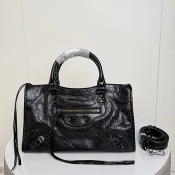 <p> .𝗕𝗔𝗟𝗘𝗡𝗖𝗜𝗔𝗚*𝗟𝗘 𝗖𝗜𝗧Y.巴黎世家 20迭代新版机车包 city 黑色中号  黑铜钉 . 铜色拉链)黑铜色铆钉闪着细碎光泽 自带故事感 中号尺寸size: 底长30x高20x宽13cm</p><p>货号188051</p>