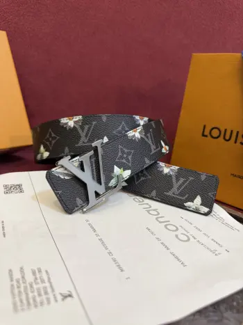 <p> LV Initiales Monogram Flower 双面腰带以 Monogram 印花和撞色花卉焕新帆布一面 翻转即现雅致皮革素面 绚烂繁花新释品牌经典素 动感艺术唤起情感共鸣 </p> <p> LV Initiales Monogram Flower 双面腰带以 Monogram 印花和撞色花卉焕新帆布一面 翻转即现雅致皮革素面 绚烂繁花新释品牌经典素 动感艺术唤起情感共鸣 </p>