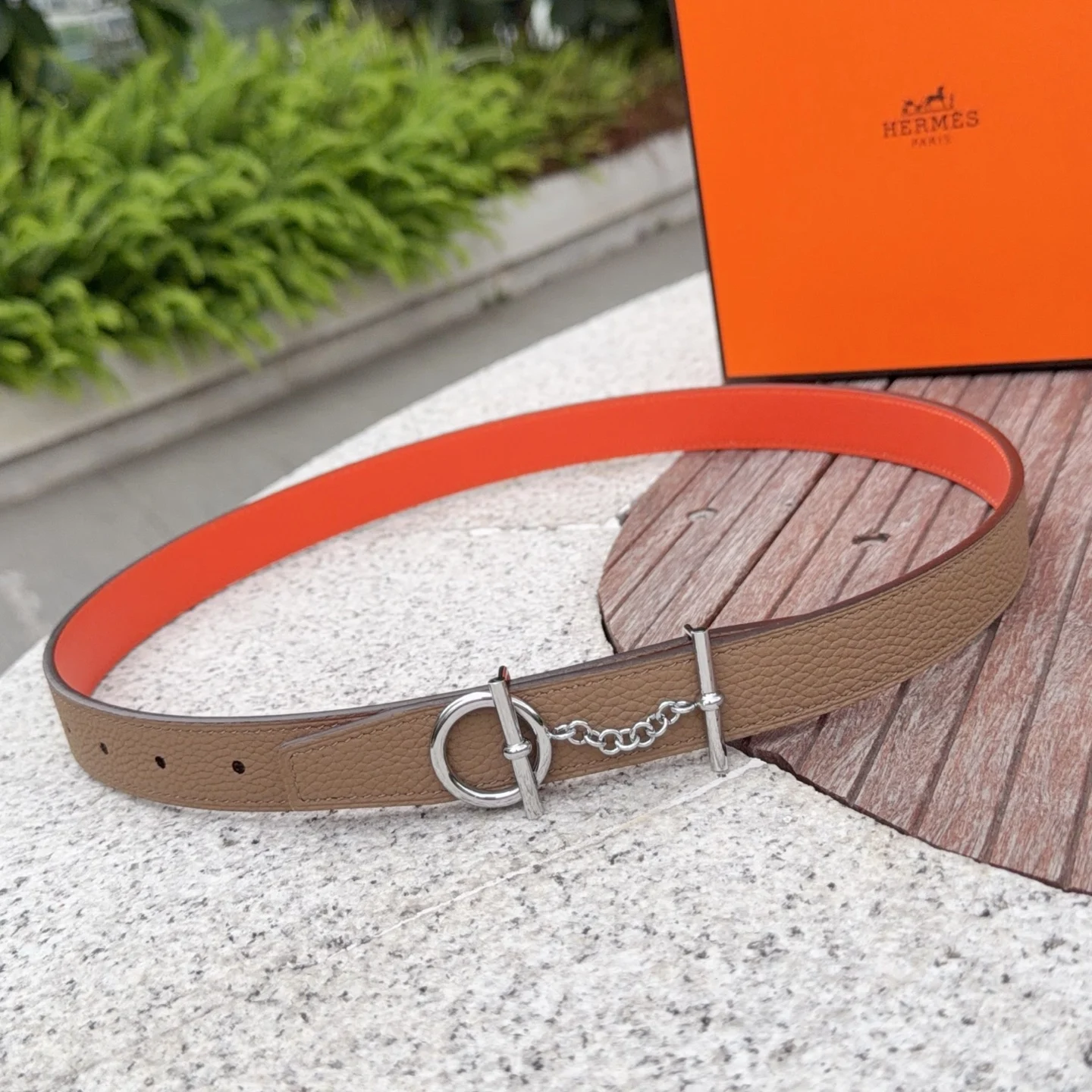 <p> Hermes 爱马仕女款皮带 原单品质 进口头层牛皮 25mm宽 搭配官网新款金/银扣 </p>