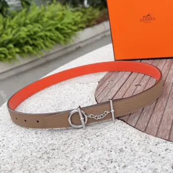 <p> Hermes 爱马仕女款皮带 原单品质 进口头层牛皮 25mm宽 搭配官网新款金/银扣 </p>