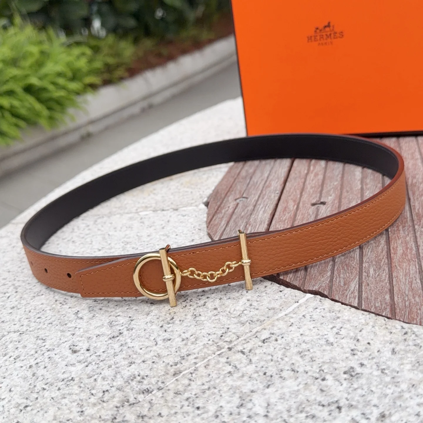 <p> Hermes 爱马仕女款皮带 原单品质 进口头层牛皮 25mm宽 搭配官网新款金/银扣 </p>