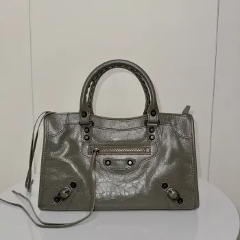 <p> .𝗕𝗔𝗟𝗘𝗡𝗖𝗜𝗔𝗚*𝗟𝗘 𝗖𝗜𝗧Y.巴黎世家 20迭代新版机车包 city 绿色中号  黑铜钉 . 铜色拉链)黑铜色铆钉闪着细碎光泽 自带故事感 中号尺寸size: 底长30x高20x宽13cm</p><p>货号188051</p>