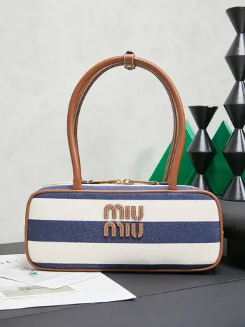 <p>5BB173 蓝色条纹 Miu新品保龄球 最新双色搭配设计 采用超柔软小牛皮材质 大胆创新的设计完美诠释了Miu不拘一格 潇洒随意包容的人生态度 这款包包很酷 定格精致的多功能设计 融合男装和女装素 随性慵懒 自然洒脱 充满个性 全新的帆布衬里 火遍全网不是没道理的 各大时尚搏主明星都爱背它 尺寸 28X12X9cm</p>