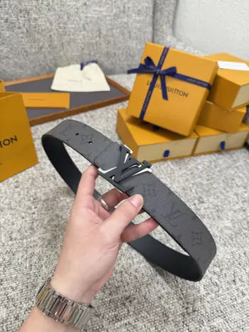 <p> LV 路易威登 40mm宽度 正品一体铸造五金钢扣 原厂皮料 双面原厂定制牛皮面料 </p> <p> LV 路易威登 40mm宽度 正品一体铸造五金钢扣 原厂皮料 双面原厂定制牛皮面料 </p>