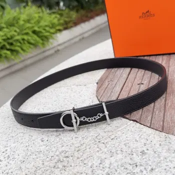<p> Hermes 爱马仕女款皮带 原单品质 进口头层牛皮 25mm宽 搭配官网新款金/银扣 </p>