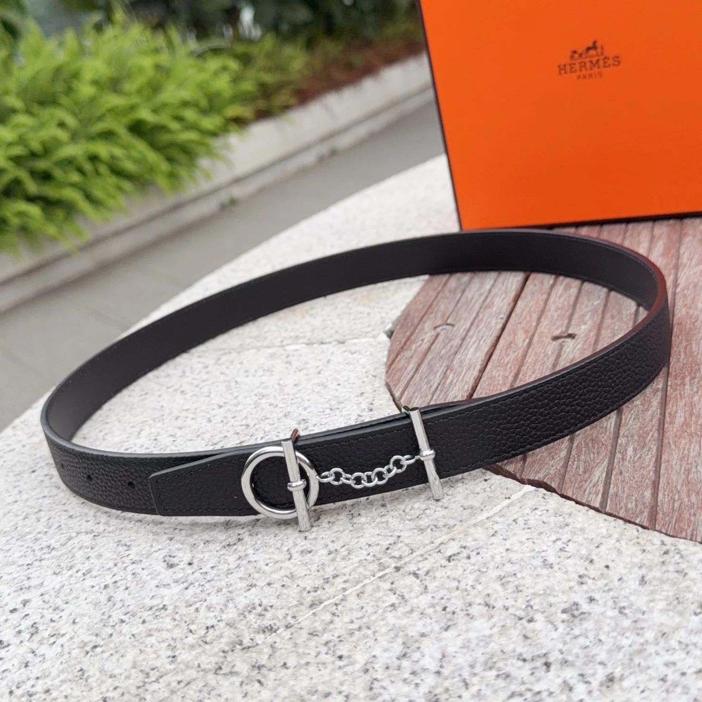 <p> Hermes 爱马仕女款皮带 原单品质 进口头层牛皮 25mm宽 搭配官网新款金/银扣 </p>