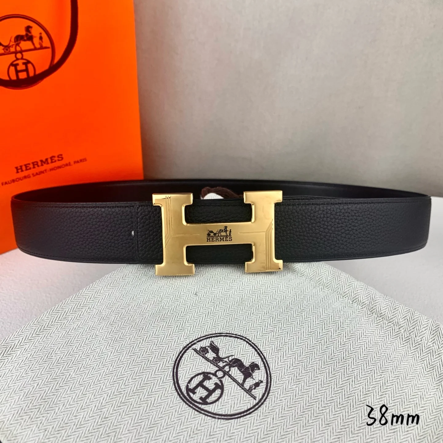 <p> 爱马仕 Hermes 男款腰带以其精湛的工艺 高品质的材料和经典的设计而备受推崇 是男士时尚配饰中的顶级选择 最具标志性的设计是带有 H 标志的扣头 简约大气且极具辨识度 适合商务和休闲场合 </p>