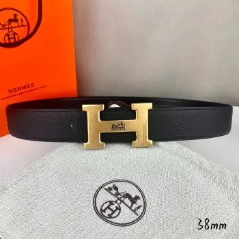 <p> 爱马仕 Hermes 男款腰带以其精湛的工艺 高品质的材料和经典的设计而备受推崇 是男士时尚配饰中的顶级选择 最具标志性的设计是带有 H 标志的扣头 简约大气且极具辨识度 适合商务和休闲场合 </p>