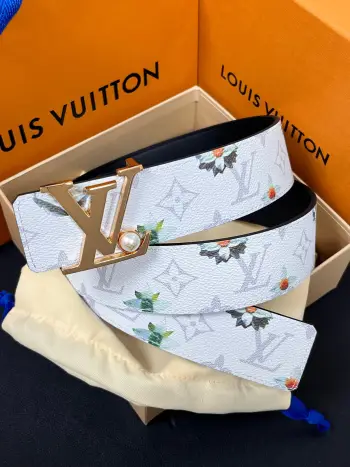 <p> LV 路易威登 40mm宽度 正品一体铸造五金钢扣 原厂皮料 双面原厂定制牛皮面料 </p> <p> LV 路易威登 40mm宽度 正品一体铸造五金钢扣 原厂皮料 双面原厂定制牛皮面料 </p>