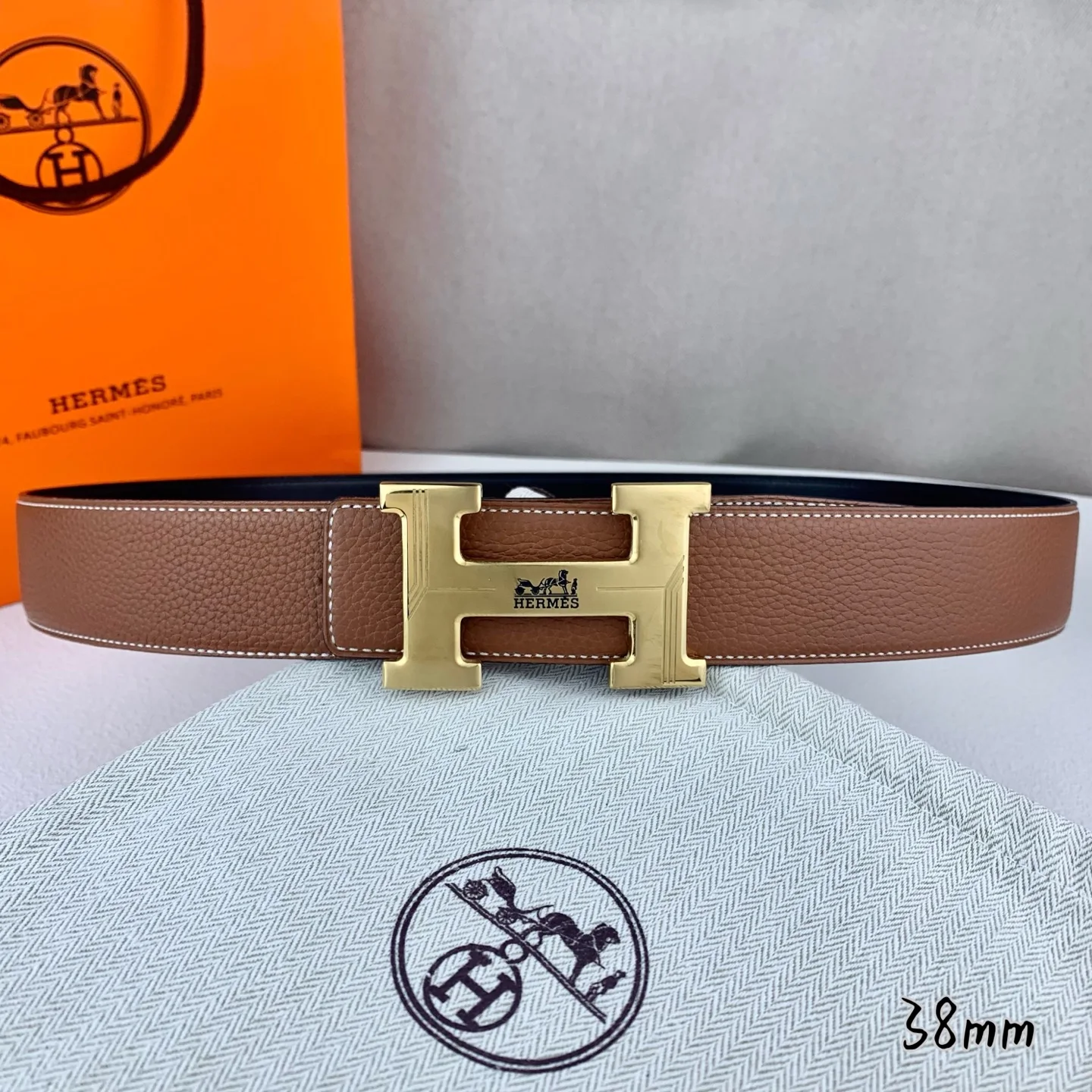 <p> 爱马仕 Hermes 男款腰带以其精湛的工艺 高品质的材料和经典的设计而备受推崇 是男士时尚配饰中的顶级选择 最具标志性的设计是带有 H 标志的扣头 简约大气且极具辨识度 适合商务和休闲场合 </p>