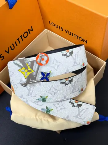 <p> LV 路易威登 40mm宽度 正品一体铸造五金钢扣 原厂皮料 双面原厂定制牛皮面料 </p> <p> LV 路易威登 40mm宽度 正品一体铸造五金钢扣 原厂皮料 双面原厂定制牛皮面料 </p>