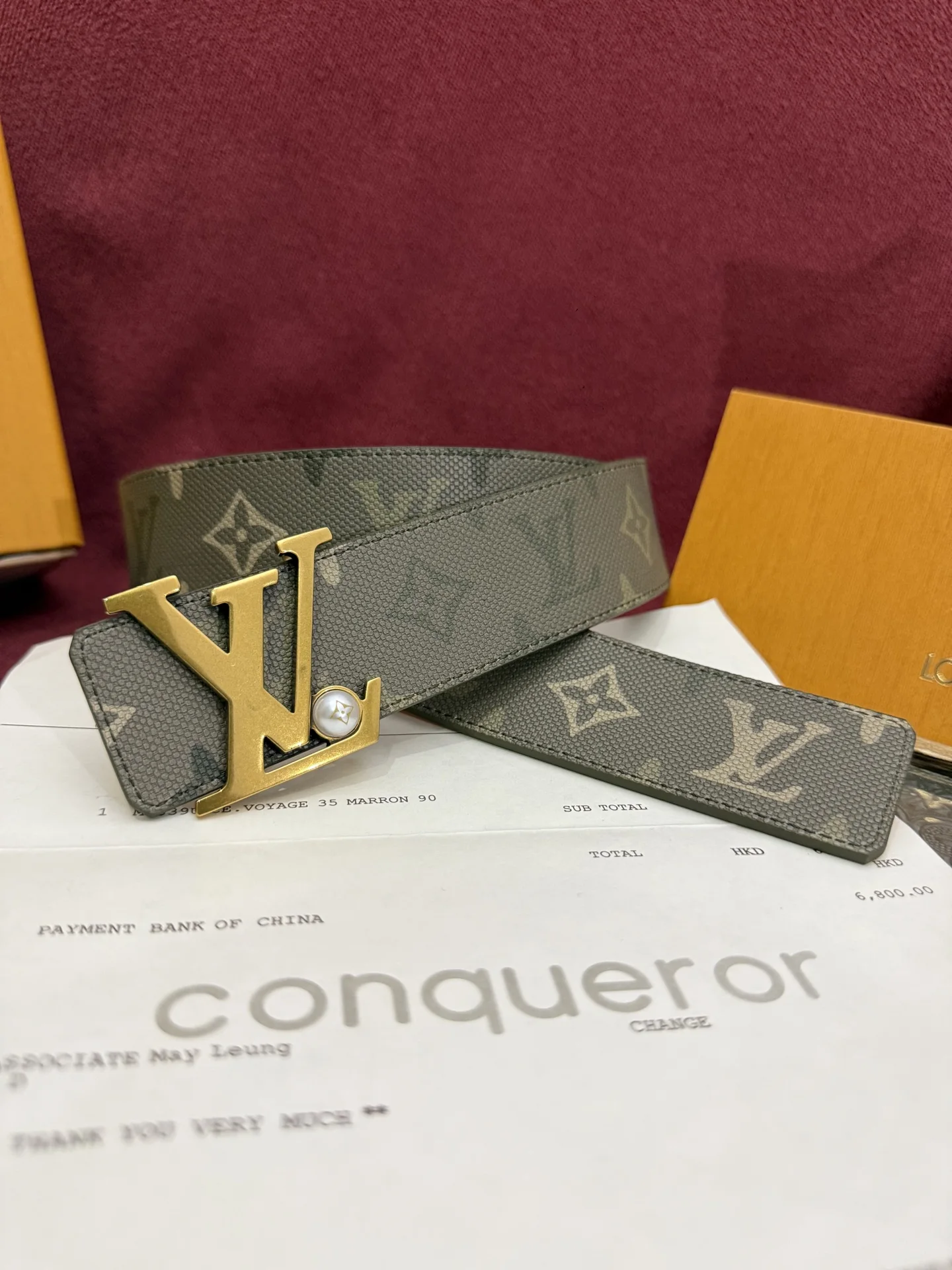 原单LV皮带|高仿LV皮带|精仿LV皮带|一比一LV皮带<p> LV Initials Monogram Surplus 40mm腰带被其阳刚的色调所强化 而其宽度与光泽的银色扣件的比例则使其更加轻盈 一侧是受军事风格启发的绿色帆布 展现出这家经久不衰的品牌的标志性设计 而背面的驼色皮革则保持了经典风格 </p>