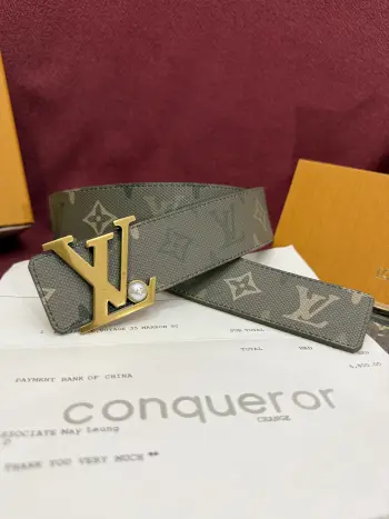 <p> LV Initials Monogram Surplus 40mm腰带被其阳刚的色调所强化 而其宽度与光泽的银色扣件的比例则使其更加轻盈 一侧是受军事风格启发的绿色帆布 展现出这家经久不衰的品牌的标志性设计 而背面的驼色皮革则保持了经典风格 </p> <p> LV Initials Monogram Surplus 40mm腰带被其阳刚的色调所强化 而其宽度与光泽的银色扣件的比例则使其更加轻盈 一侧是受军事风格启发的绿色帆布 展现出这家经久不衰的品牌的标志性设计 而背面的驼色皮革则保持了经典风格 </p>