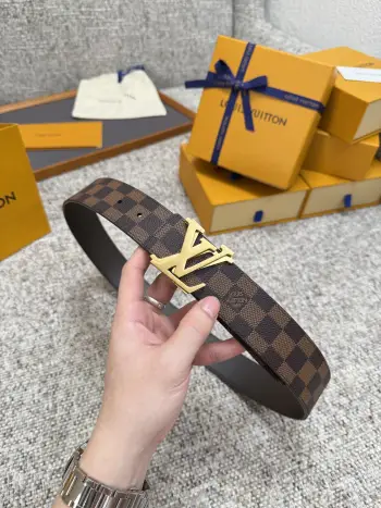 <p> LV 路易威登 40mm宽度 正品一体铸造五金钢扣 原厂皮料 双面原厂定制牛皮面料 </p>