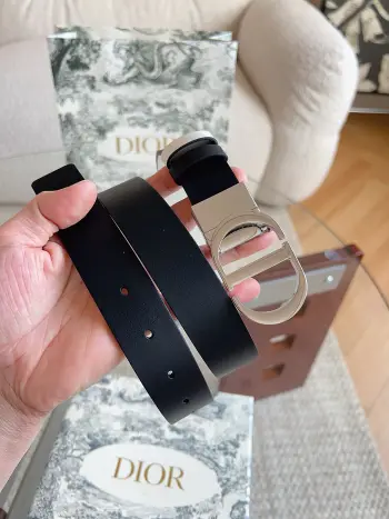 <p> 迪奥 DIOR 这款 30 Montaigne 腰带从同名手袋汲取灵感 可翻面使用 以双面设计重新诠释经典 采用光滑小牛皮革精心制作 一面为黑色 另一面为奶白色 搭配富有光泽的饰面金属 CD 腰带扣 搭配两个可拆卸的腰带环 可选择与同色调或对比鲜明的时尚风格搭配 </p>