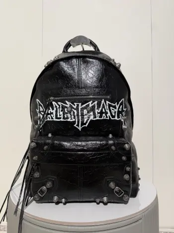 <p> 涂鸦铆钉书包回货Balenciag* 巴黎世家 le cagole系列意大利爆裂羊皮材质使得整个包包柔软舒适 保留了以往经典的机车风 又添了几分帅气又可以背上有点帅气的书包出门拍照了 容量满分 尺寸 底长35 cm 高46cm宽18cm</p><p>货号188024</p>