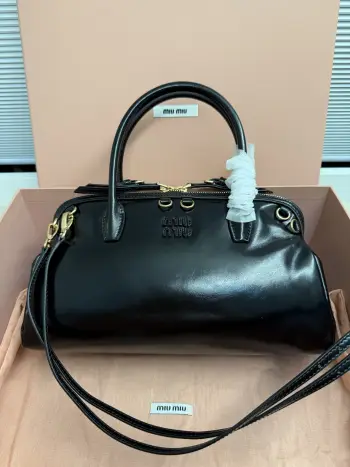 <p>5BA303黑色到货现货出货</p><p>Miumiu新款贝壳包</p><p>油蜡皮复古美  审美真的很在线噢  多种背法的松弛感拉满  贝壳形状+手柄设计  复古又时尚  慵懒的风格  不论是日常闲坐  还是约会逛街都是很时髦. 总之就是很好看啦.. 可自己diy小挂件哦 </p><p>size 30*8*19</p>