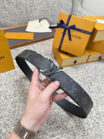 <p> LV 路易威登 40mm宽度 正品一体铸造五金钢扣 原厂皮料 双面原厂定制牛皮面料 </p> <p> LV 路易威登 40mm宽度 正品一体铸造五金钢扣 原厂皮料 双面原厂定制牛皮面料 </p>