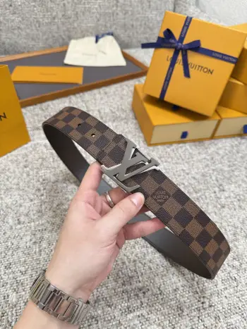 <p> LV 路易威登 40mm宽度 正品一体铸造五金钢扣 原厂皮料 双面原厂定制牛皮面料 </p>