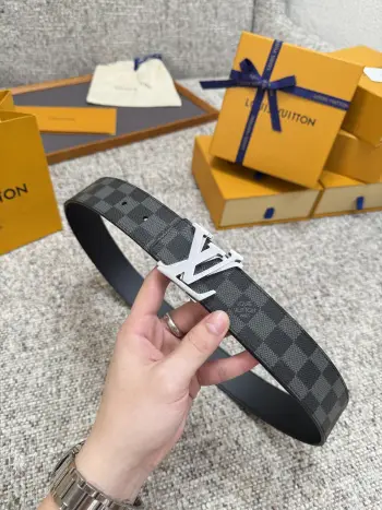 <p> LV 路易威登 40mm宽度 正品一体铸造五金钢扣 原厂皮料 双面原厂定制牛皮面料 </p>