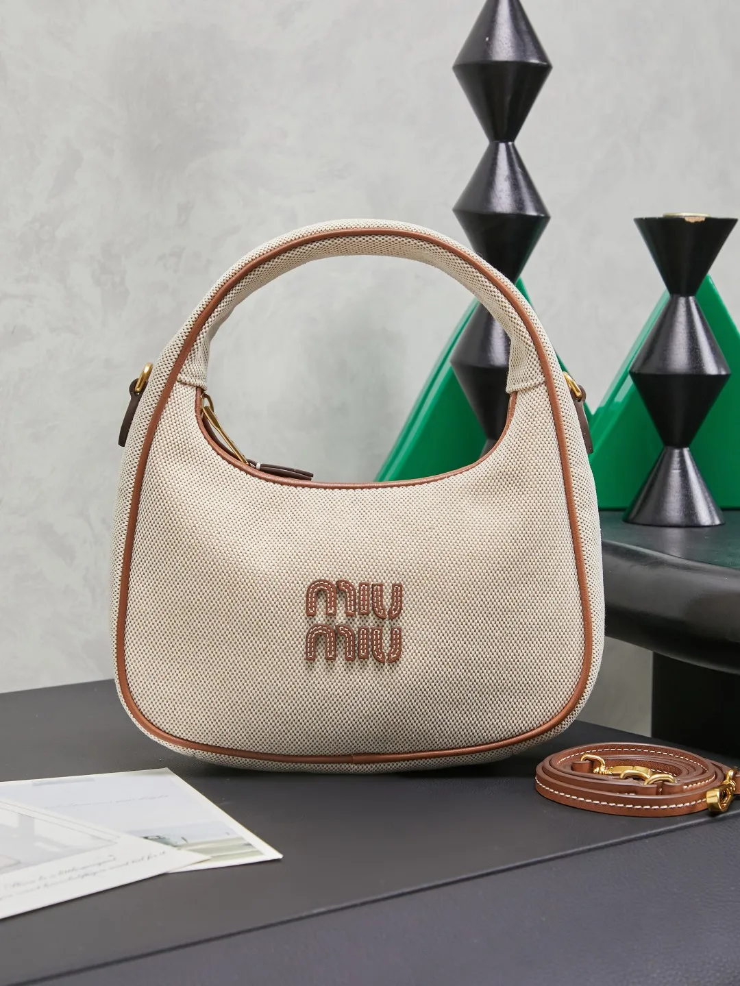 <p>5BC125 MiuMi新品MiuWander手袋 全新大胆配色设计 采用顶级进口小牛皮 复古磨砂五金 利用圆孤的曲线 保留了应有的俏皮感 表达运动优雅型格与当代百变气质 包型整体硬挺有型 充满个性 可甜可盐 容量可光 尺寸 20X13X7 cm</p>