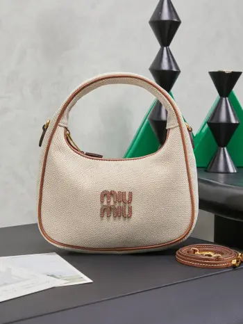 <p>5BC125 MiuMi新品MiuWander手袋 全新大胆配色设计 采用顶级进口小牛皮 复古磨砂五金 利用圆孤的曲线 保留了应有的俏皮感 表达运动优雅型格与当代百变气质 包型整体硬挺有型 充满个性 可甜可盐 容量可光 尺寸 20X13X7 cm</p>