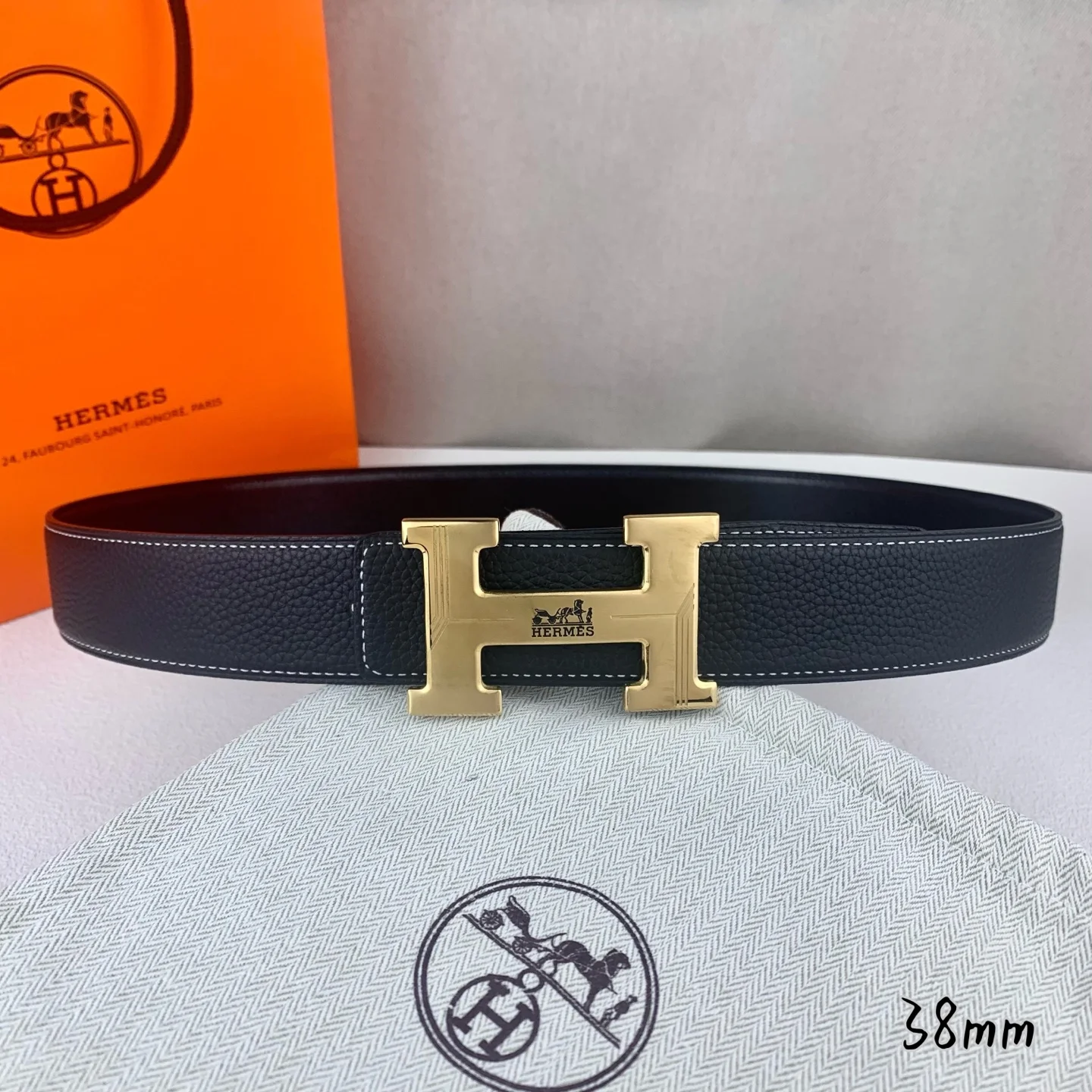 <p> 爱马仕 Hermes 男款腰带以其精湛的工艺 高品质的材料和经典的设计而备受推崇 是男士时尚配饰中的顶级选择 最具标志性的设计是带有 H 标志的扣头 简约大气且极具辨识度 适合商务和休闲场合 </p>