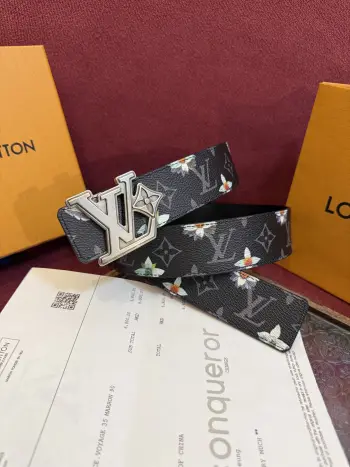 <p> LV Initiales Monogram Flower 双面腰带以 Monogram 印花和撞色花卉焕新帆布一面 翻转即现雅致皮革素面 绚烂繁花新释品牌经典素 动感艺术唤起情感共鸣 </p> <p> LV Initiales Monogram Flower 双面腰带以 Monogram 印花和撞色花卉焕新帆布一面 翻转即现雅致皮革素面 绚烂繁花新释品牌经典素 动感艺术唤起情感共鸣 </p>