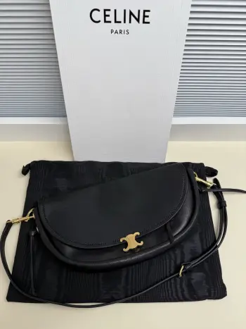 <p> CE Halfmoon 半月包 mini到货</p><p>进口羊皮 全钢五金 标志性Triomphe磁吸式扣饰经过微缩设计 以更加内敛的形式融入包体 两种包型——翻盖Besace与弧形Half Moon 自重很轻 配全套包装</p><p>款号 L10373</p><p>尺寸 25*13*5</p>