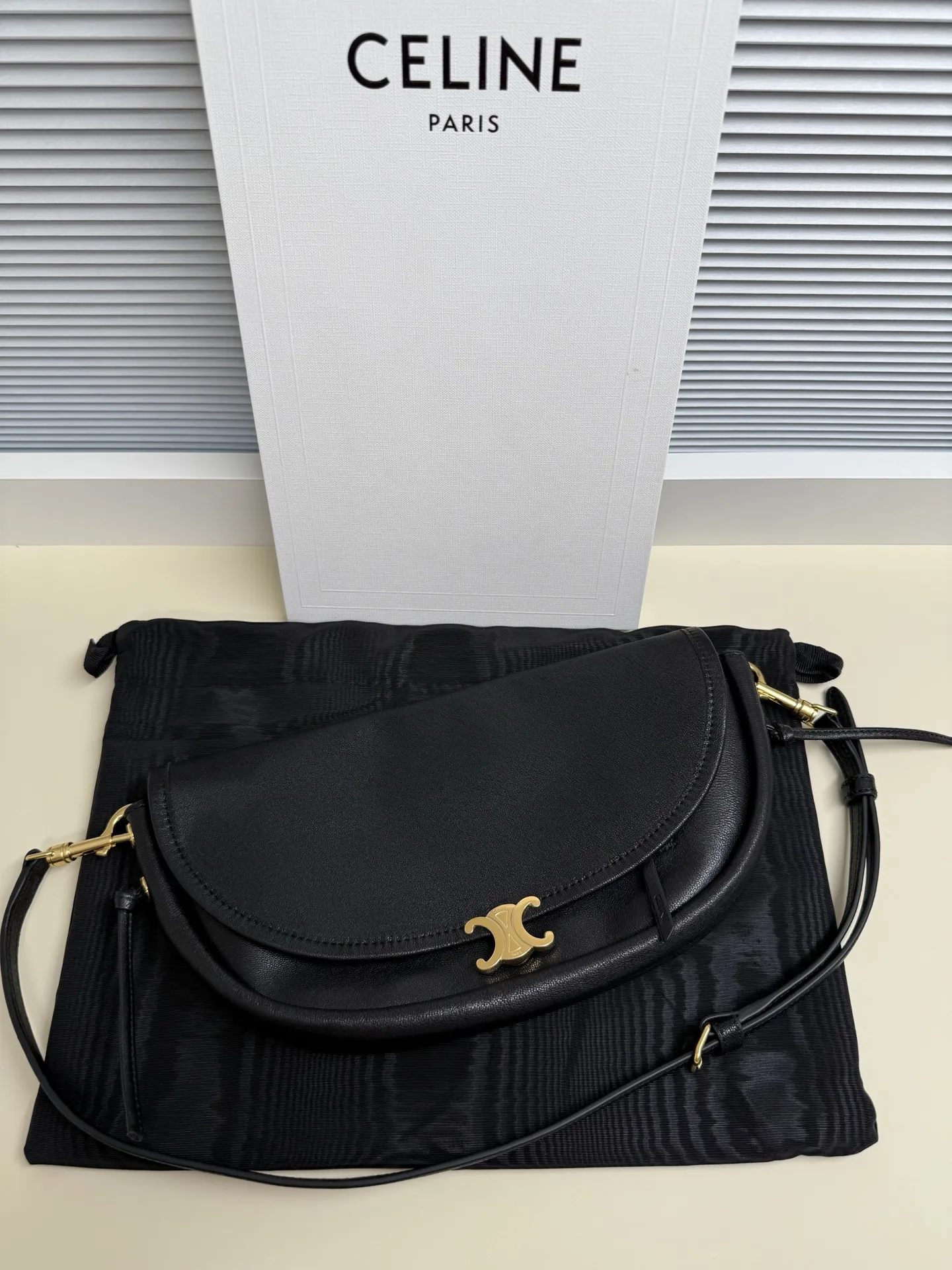 <p> CE Halfmoon 半月包 mini到货</p><p>进口羊皮 全钢五金 标志性Triomphe磁吸式扣饰经过微缩设计 以更加内敛的形式融入包体 两种包型——翻盖Besace与弧形Half Moon 自重很轻 配全套包装</p><p>款号 L10373</p><p>尺寸 25*13*5</p>